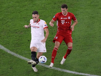 Ocampos golpea el balón ante Pavard este jueves en la final de la Supercopa de Europa entre el Bayern y el Sevilla.