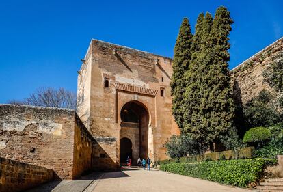 De las cuatro puertas exteriores del recinto amurallado de la Alhambra, la más monumental es la Puerta de la Justicia, edificada en 1348.