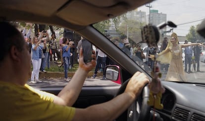 Un hombre toma fotos de las bailarinas de ballet clásico de la compañía Ardentía en Ciudad de México. Para muchas la afluencia de público y el gran interés que está levantando la iniciativa es la mayor recompensa.