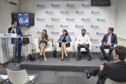 De izquierda a derecha: María Riesco (inspectora de la policía nacional), Ana María Martín de la Escalera (fiscal de la Audiencia Nacional), Enrique Martín (CISO de AXA) Y Rafael Bolivar (CISO de Enagás).