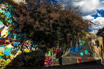 O Beco do Batman é conhecido por seus grafites e pinturas por todos os muros.