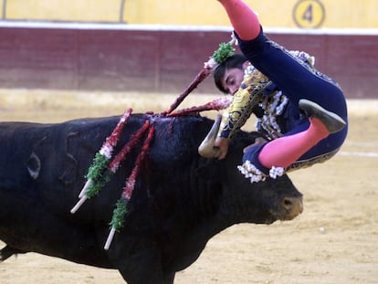  Imanol S&aacute;nchez es cogido por su toro en Huesca.