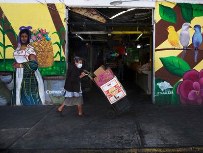 Una mujer de la tercera edad trabaja en Iztapalapa, en enero de 2021.