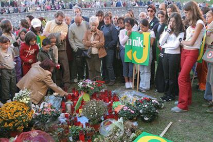 Un grupo de manifestantes coloca flores junto al lugar de la muralla de Hondarribia donde cayó Jokin.