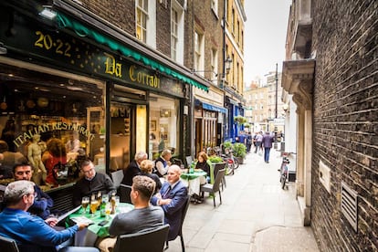 Terrazas en una calle del barrio londinense de Mayfair.