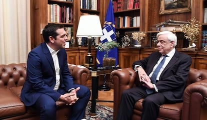 El primer ministro griego, Alexis Tsipras (i), y el presidente Prokopis Pavlópulos, este lunes en el palacio presidencial de Atenas.