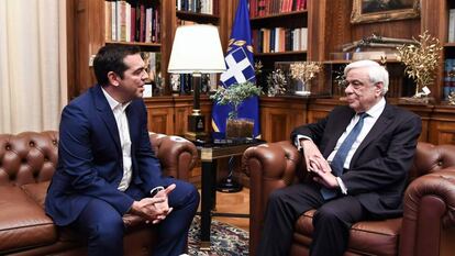 El primer ministro griego, Alexis Tsipras (i), y el presidente Prokopis Pavlópulos, este lunes en el palacio presidencial de Atenas.