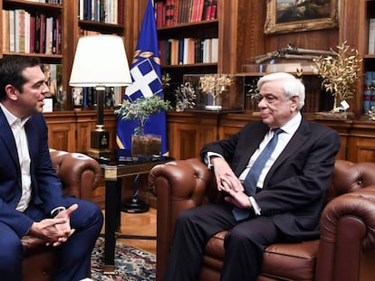 El primer ministro griego, Alexis Tsipras (i), y el presidente Prokopis Pavlópulos, este lunes en el palacio presidencial de Atenas.