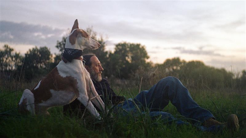 La historia de Adrover, el hombre que no teme a Rosalía ni a Zara, llega a los cines