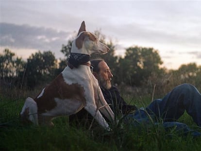 La historia de Adrover, el hombre que no teme a Rosalía ni a Zara, llega a los cines