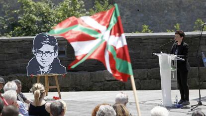 Itziar Aizpurua, exdirigente de la izquierda 'abertzale', interviene en el homenaje al etarra Txabi Etxebarrieta en Tolosa (Gipuzkoa).