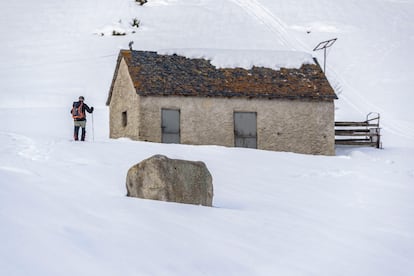 Un excursionista en la ruta entre Montgarri y Pla de Beret.