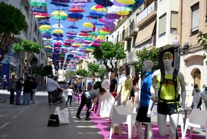 Aspecto de la decoración de una vía comercial de Ontinyent.