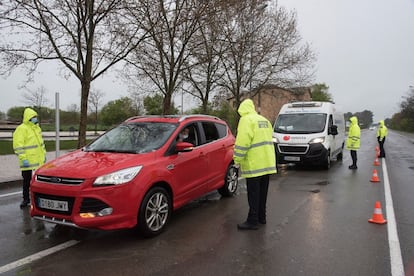 Agentes de la Policía Local de Huesca durante un control a los vehículos, este martes.