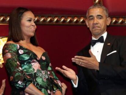 “Ser persistente en pedirte una cita ha sido la mejor decisión de mi vida”, dice el expresidente de EE UU en un vídeo emitido que Michelle Obama escuchó ante 12.000 personas