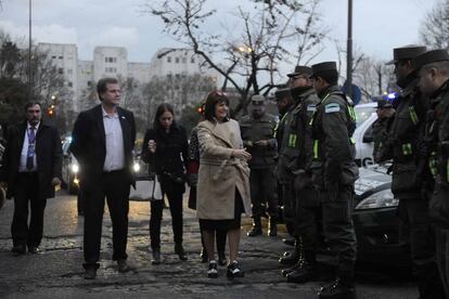 La ministra de Seguridad, Patricia Bullrich, saluda a efectivos de gendarmer&iacute;a.