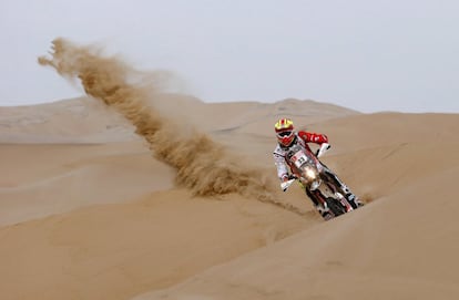 Daniel Nosiglia Jager conduce su moto entre las dunas durante la tercera etapa del Dakar entre Pisco y San Juan de Marcona, el 8 de enero.