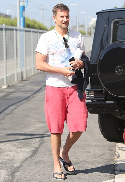 Bradley Cooper, habitual de las chanclas, pasea por Los Ángeles en 2021.