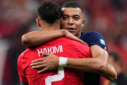 Mbappé abraza a Achraf Hakimi tras el partido entre Francia y Marruecos, este miércoles en Qatar.