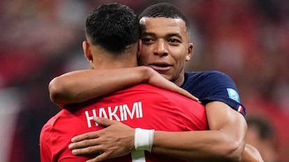 Mbappé abraza a Achraf Hakimi tras el partido entre Francia y Marruecos, este miércoles en Qatar.