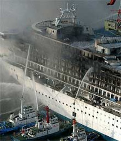 Los bomberos tratan de sofocar el incendio del <i>Diamond Princess.</i>