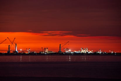 Sunset in the port of Manta, June 6, 2024.