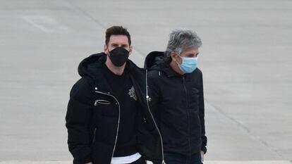 Messi, junto a su padre, el pasado lunes en el aeropuerto de Rosario.