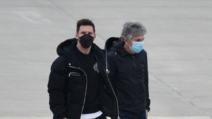 Messi, junto a su padre, el pasado lunes en el aeropuerto de Rosario.