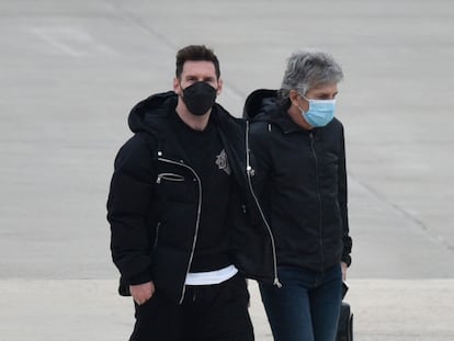 Messi, junto a su padre, el pasado lunes en el aeropuerto de Rosario, Argentina.