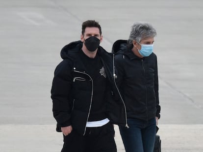 Messi, junto a su padre, el pasado lunes en el aeropuerto de Rosario.