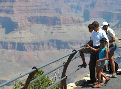 Barack Obama con su hijas y su mujer Michelle en el mirado de Hopi Point en el Gran Cañón.