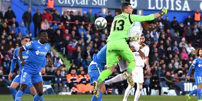 Raphael Varane marca el primer gol del partido.