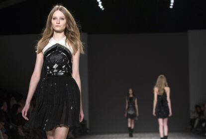 Para su colecci&oacute;n del pr&oacute;ximo oto&ntilde;o Jill Stuart jug&oacute; con tres de las tendencias actuales en moda: las prendas masculinas, el toque rom&aacute;ntico y su ant&iacute;tesis sexy. La dise&ntilde;adora se imagina una clienta que se viste sin previsi&oacute;n, de manera casi instintiva y po&eacute;tica. No escatim&oacute; en brocados, prendas negras de piel e incluso opulentas pieles. 