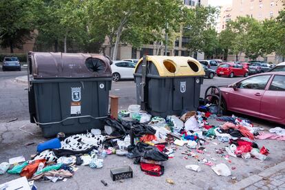 Basura en una zona de contenedores en el barrio de Orcasitas, a principios de julio.