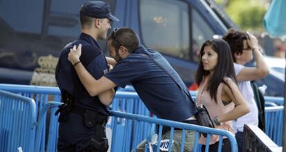 El abrazo de un viandante a uno de los policías que vigilan la Puerta del Sol.