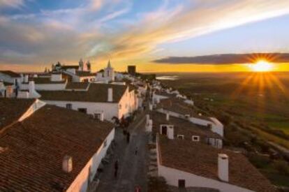 Pueblo de Monsaraz, imprescindible en la ruta del Alentejo, en Portugal.