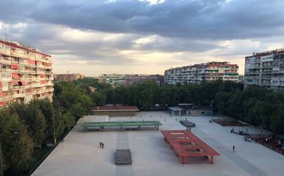 Vista de una plaza en la localidad madrileña de Alcorcón, a las afueras de Madrid. 