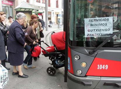 Varios usuarios de Bilbobus, ayer por la tarde, durante uno de los paros temporales que afectaron el servicio.