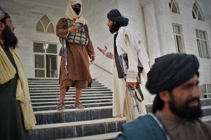Un grupo de talibanes tras el rezo del viernes en una mezquita de Kandaha, el 12 de agosto de 2022. La segunda ciudad del país quedó totalmente en manos de los talibanes el 13 de agosto de 2021, dos días antes que la capital, Kabul. 