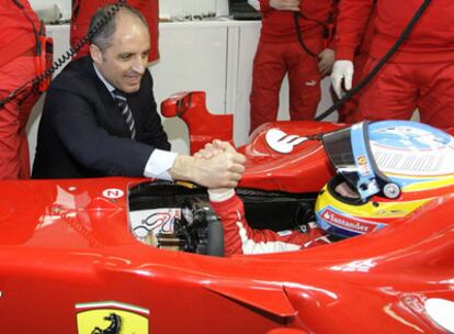 El presidente de la Generalitat saludó calurosamente a Fernando Alonso en un alto en los entrenamientos de fórmula 1 en el circuito de Cheste.