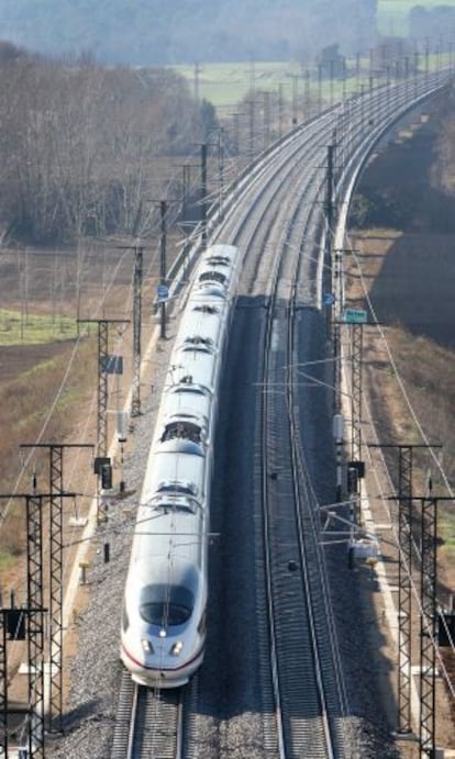 El tren inaugural, ayer, a su paso por Sant Andreu del Terri.