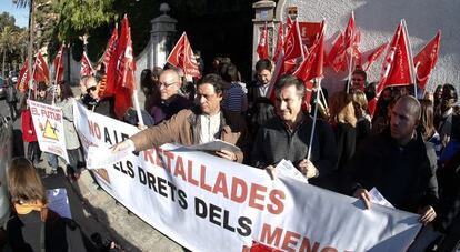 Protesta de los centros de menores ante la Consejer&iacute;a de Bienestar Social.