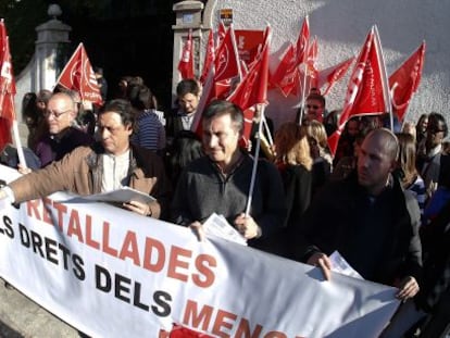 Protesta de los centros de menores ante la Consejería de Bienestar Social.