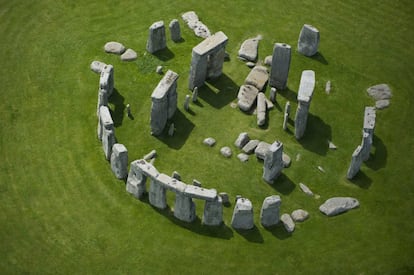 El monumento megalítico más famoso del mundo, y uno de los iconos de Inglaterra, se alza sobre la verde llanura de Salisbury, en el condado de Wiltshire, a unos 130 kilómetros de Londres. Stonehenge es un crómlech –círculo o anillo de piedras– construido a lo largo de un extenso periodo de tiempo, entre finales del Neolítico y principios de la Edad del Bronce. Sus estructuras están alineadas para marcar la salida y la puesta del sol durante los solsticios de invierno y verano. Llegó a tener más de 160 elementos, de los que hoy queda un círculo interior con seis grandes bloques rematados por tres dinteles, y uno exterior de 17 monolitos con dinteles.