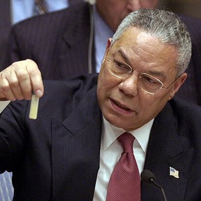 Powell presenta en  la ONU, en 2003, supuestas pruebas de la existencia en Irak de armas de destrucción masiva.