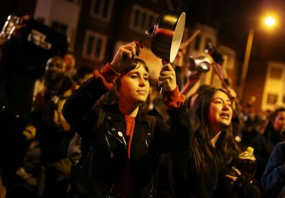 Un manifestante golpea su cacerola durante una protesta en Bogotá. 