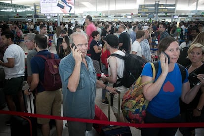 Colas en los controles de seguridad de EL Prat el pasado viernes.