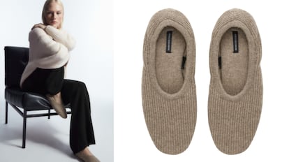 Zapatillas de casa de COS estilo calcetines de lana, cómodos de poner y quitar.