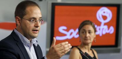 César Luena junto a Mariluz Rodríguez, este lunes.