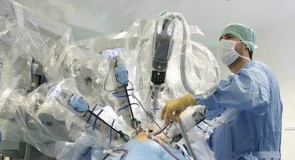 Robot cirujano da Vinci durante una operación.